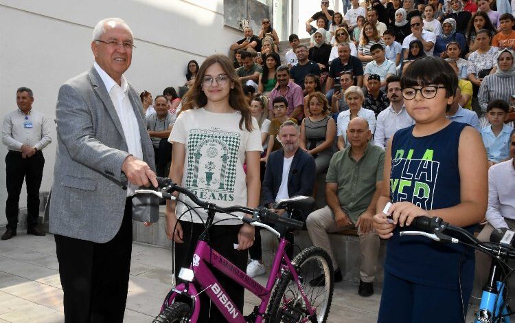 İzmir Karabağlar’da başarılı öğrencilere bisiklet
