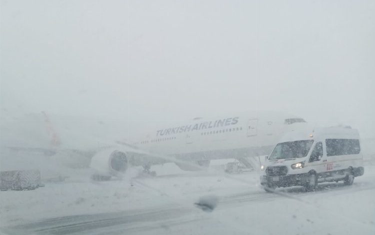 İstanbul’da pistlerden biri uçuşa açıldı