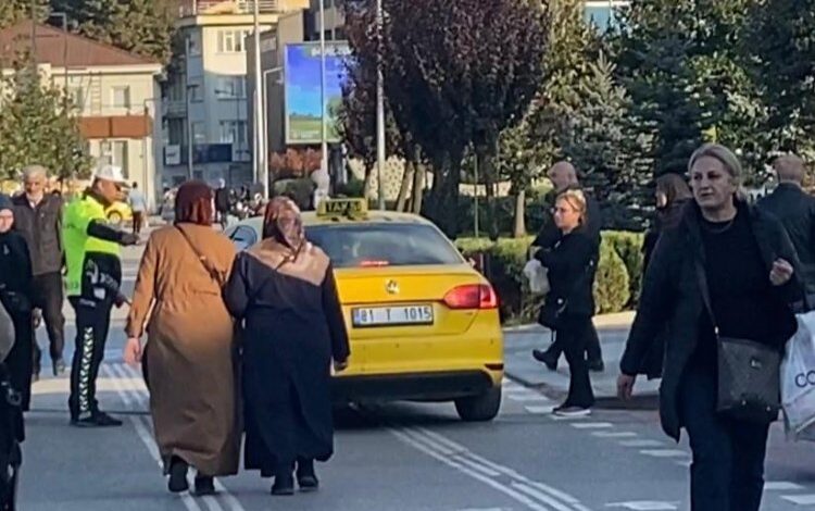 Düzce’de polisi dinlemeyen taksi sürücüsü cezayı yedi! Bu kadarı da pes artık! Düzce’de polisi dinlemeyen taksi sürücüsü cezayı yedi! Bu kadarı da pes artık!