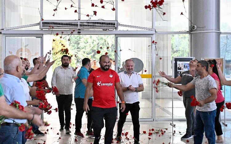 İlk şampiyona coşkulu kutlama