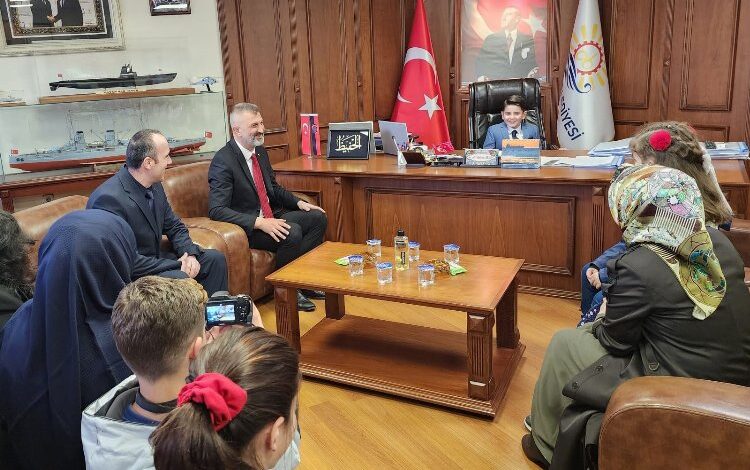 Başkan Sezer koltuğu Melih’e devretti Başkan Sezer koltuğu Melih’e devretti