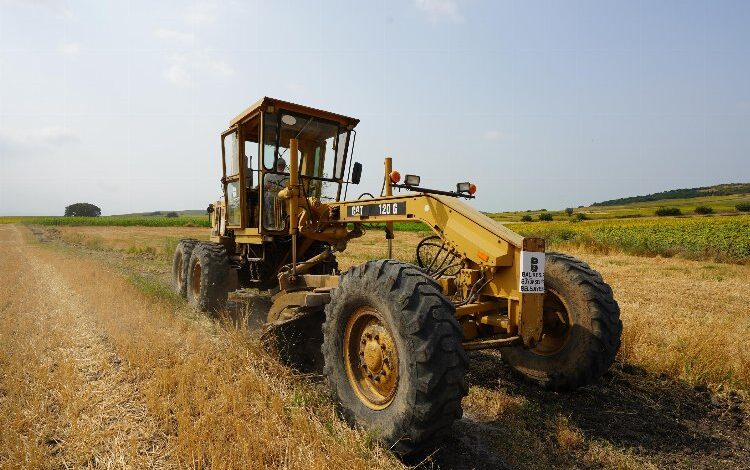 Tarla yolları genişletiliyor Tarla yolları genişletiliyor