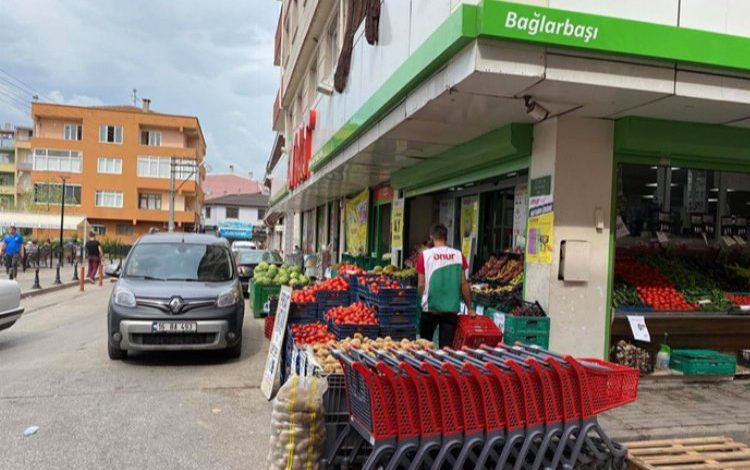 Bursa’da Onur Market’e vatandaş isyanı! Kaldırımlar manav reyonuna döndü