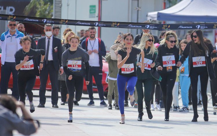 RUNAntalya’da yüksek topuklarla koştular RUNAntalya’da yüksek topuklarla koştular
