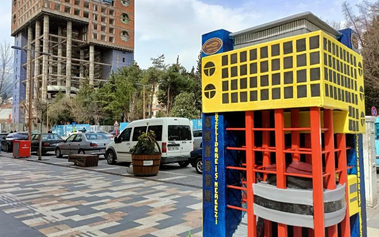 Kahramanmaraş’ın sarı binasına pastalı veda Kahramanmaraş’ın sarı binasına pastalı veda