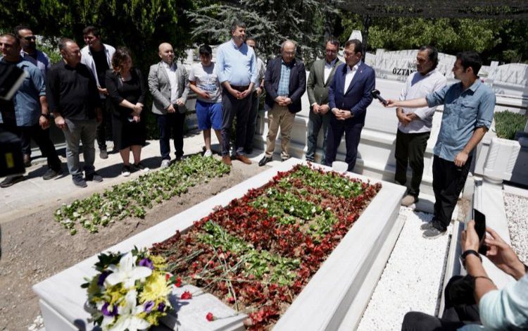 İmamoğlu, Bezirci’yi mezarı başında andı İmamoğlu, Bezirci’yi mezarı başında andı
