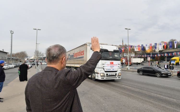 Üsküdar’dan İdlib’e 100 tırlık yardım konvoyu yola çıktı Üsküdar’dan İdlib’e 100 tırlık yardım konvoyu yola çıktı
