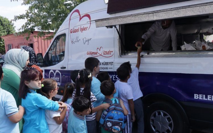 İzmit Belediyesi, yeni dönemde öğrencileri ikramlarla karşıladı İzmit Belediyesi, yeni dönemde öğrencileri ikramlarla karşıladı