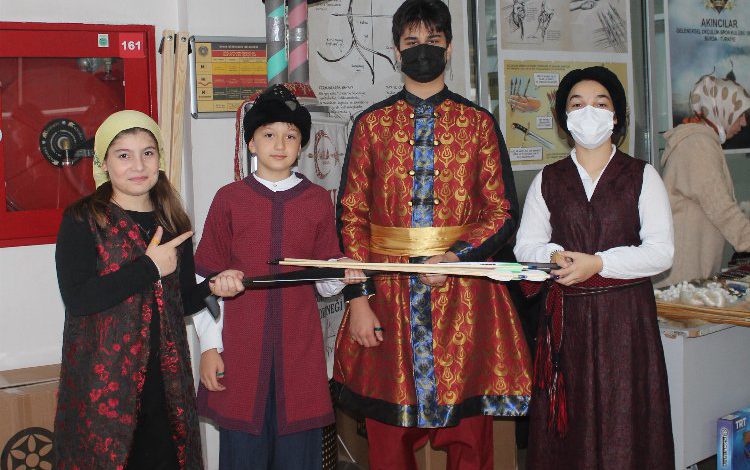 Çocuklar Bursa Kitap Fuarı’nda ok attı Çocuklar Bursa Kitap Fuarı’nda ok attı