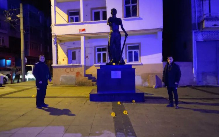 Adalet Anıtı’na saldıran kişi tutuklandı