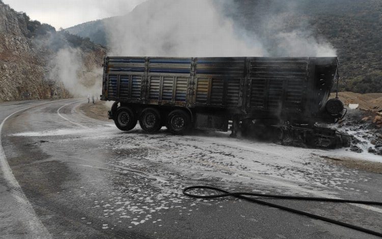 Kilis’te seyir halindeki tır yandı Kilis’te seyir halindeki tır yandı