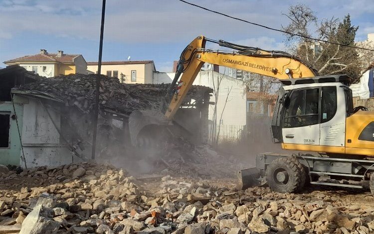 Bursa Osmangazi’de tarihi bölge metruklardan temizlendi Bursa Osmangazi’de tarihi bölge metruklardan temizlendi