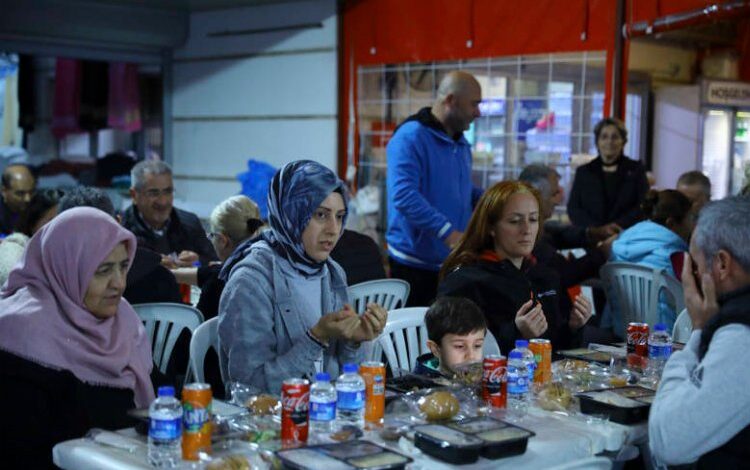 Depremzedeler iftar yemeğinde bir araya geldi