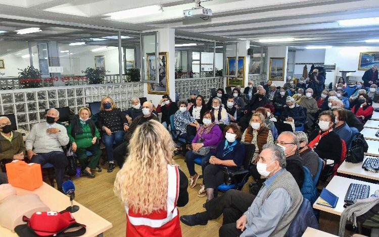 Yaşlılar Ve Gençler Bilgi Erişim Merkezi üyelerine ilk yardım semineri