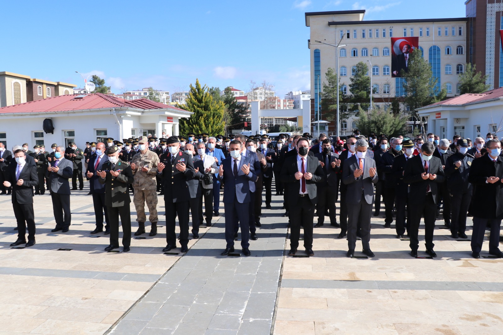 Siirt’te Çanakkale Şehitleri’ne saygı atışı Siirt’te Çanakkale Şehitleri’ne saygı atışı