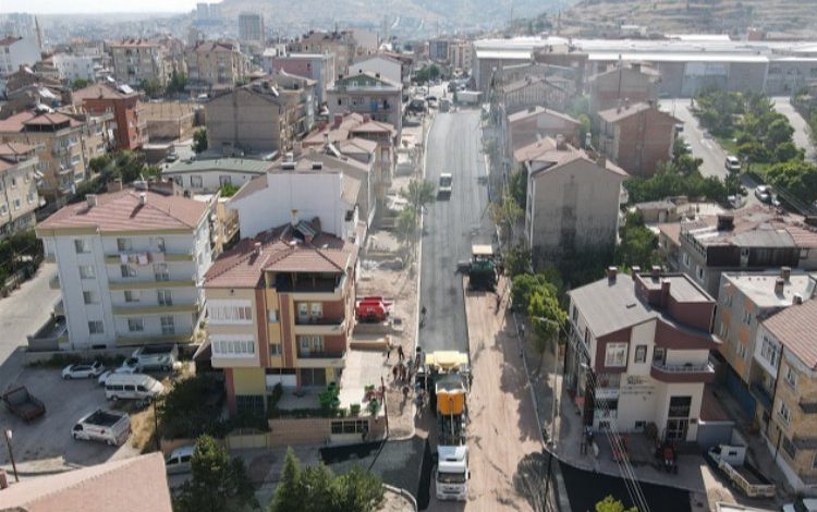 Dr. Sadık Ahmet Caddesi’nde sıcak asfalt mesaisi