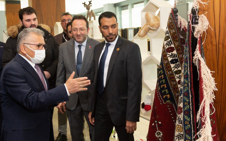 KAYMEK Sergisi’ne hayran kalan BAE Büyükelçisi’nden sanata ve sanatçıya destek