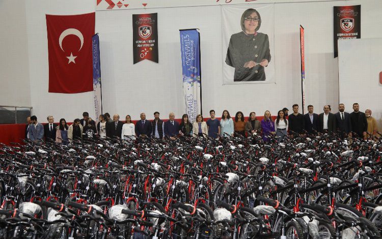 Gaziantep Büyükşehir’den gençlere 500 bisiklet Gaziantep Büyükşehir’den gençlere 500 bisiklet