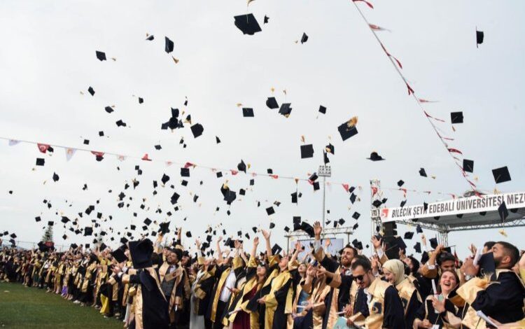 Bilecik Şeyh Edebali’de mezuniyet coşkusu Bilecik Şeyh Edebali’de mezuniyet coşkusu