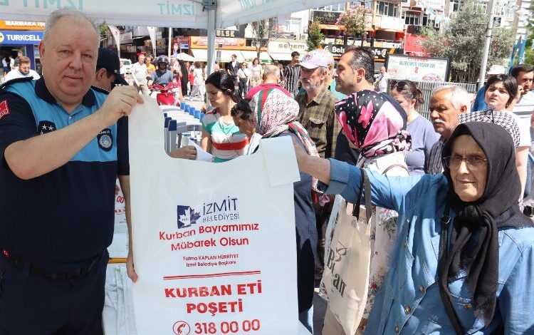 İzmit’te vatandaşlara kurban poşeti dağıtıldı