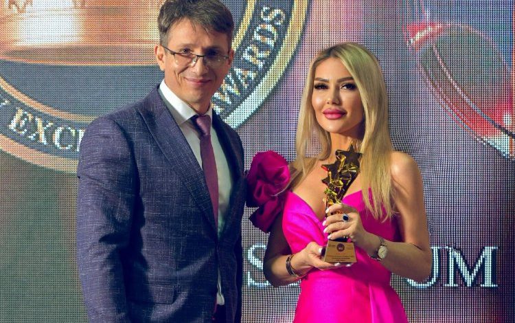 Başarılı yapımcı Esin Yum’a Azerbaycan’dan ödül Başarılı yapımcı Esin Yum’a Azerbaycan’dan ödül