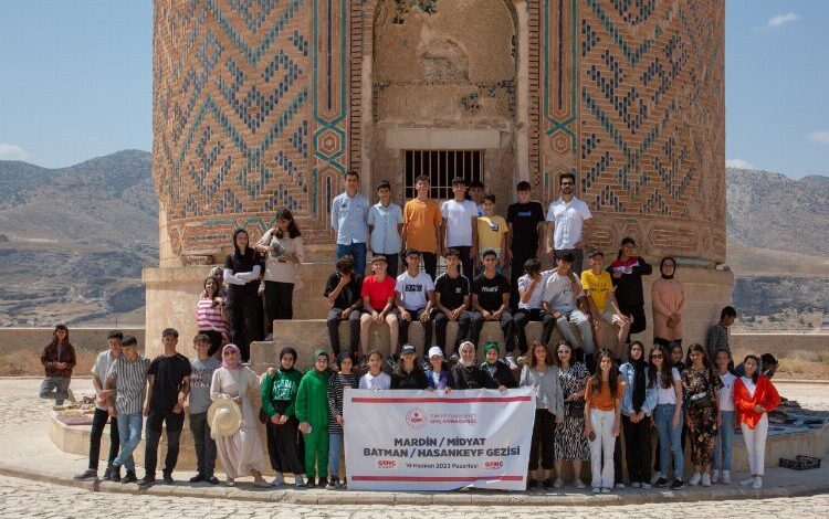 Bingöl’ün başarılı öğrencilerine Batman ve Mardin gezisi Bingöl’ün başarılı öğrencilerine Batman ve Mardin gezisi