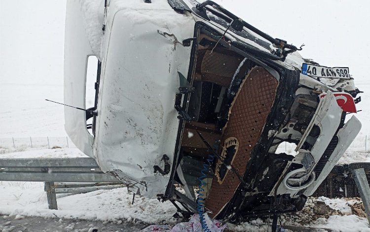 Tır devrildi, sürücü hayatını kaybetti