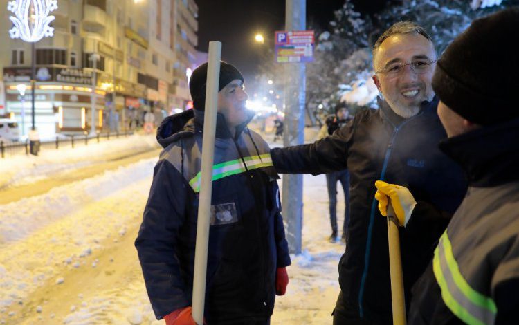 Nevşehir Belediyesi’nden gece vakti kar mesaisi Nevşehir Belediyesi’nden gece vakti kar mesaisi