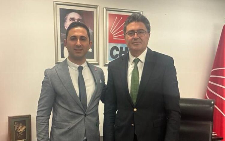 Kazım Yevimli’den CHP Genel Merkezi’ne sunum Kazım Yevimli’den CHP Genel Merkezi’ne sunum