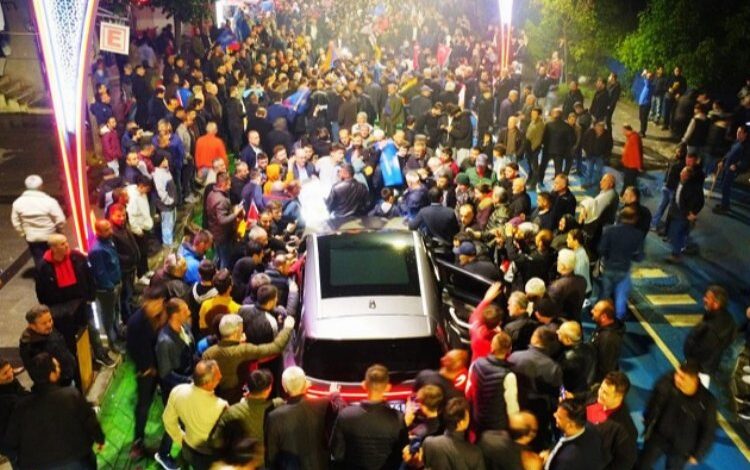 Seçim ofisi açılışına Togg imzası