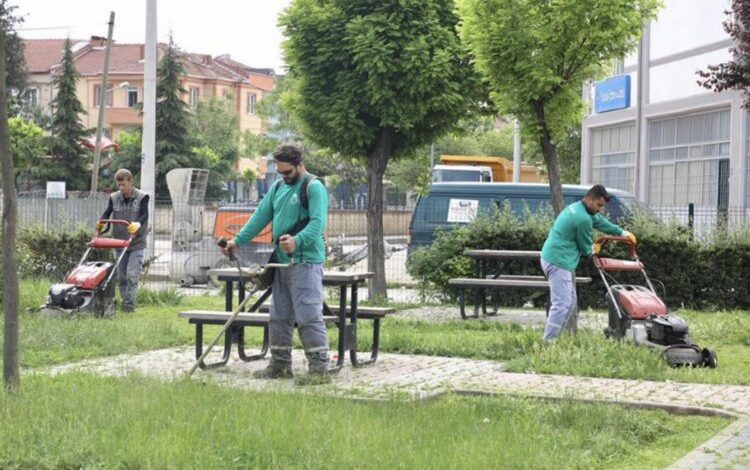 Bursa İnegöl’de yeşil alanlarda yaz hazırlığı