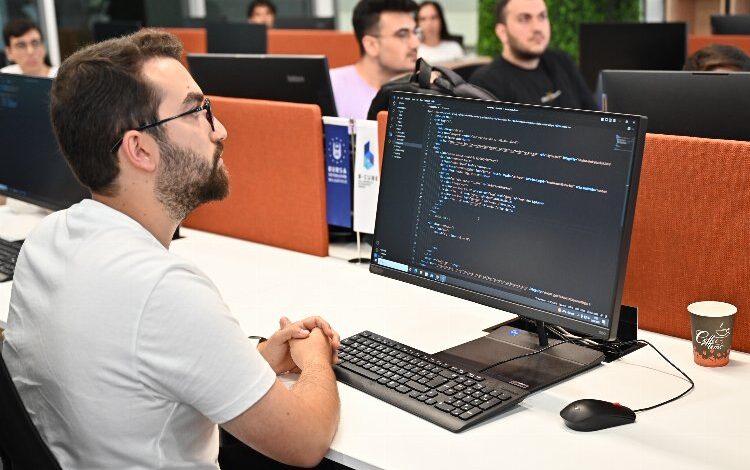 Bursalı gençler geleceği kodluyor Bursalı gençler geleceği kodluyor