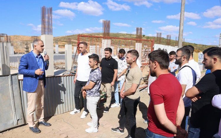 Başkan Çiftçi, Çayırovalı gençlere projelerini gezdirdi Başkan Çiftçi, Çayırovalı gençlere projelerini gezdirdi