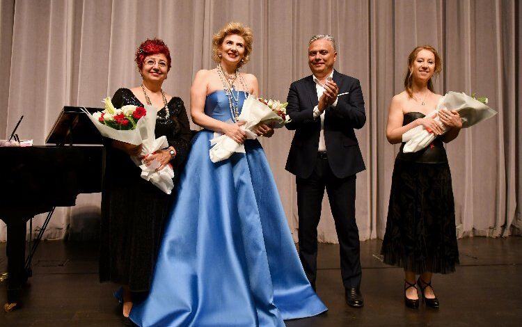 Ayakta alkışlandı