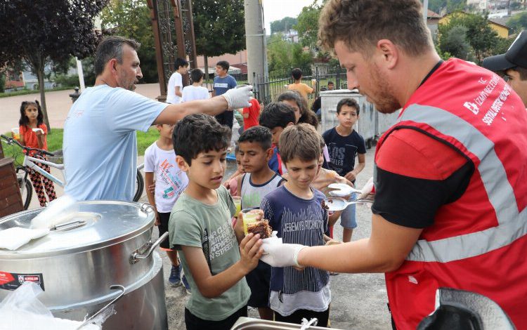 Kocaeli İzmit’te sokak oyunlarına lezzetli mola Kocaeli İzmit’te sokak oyunlarına lezzetli mola