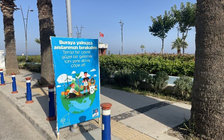 İzmir Narlıdere’de ‘temiz çevre’ için afişli farkındalık