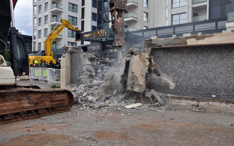 Didim’de ikiz kulelerin kaçak bölümleri yıkılmaya başlandı