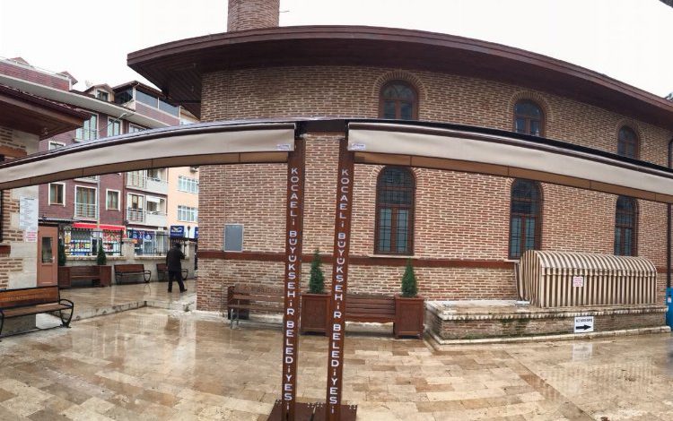 Kocaeli Büyükşehir, Çınarlı Camii’ne pergola sistemi kurdu Kocaeli Büyükşehir, Çınarlı Camii’ne pergola sistemi kurdu