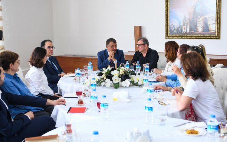 Doğal Hayatı Koruma Vakfı’ndan Başkan Gürkan’a ziyaret Doğal Hayatı Koruma Vakfı’ndan Başkan Gürkan’a ziyaret