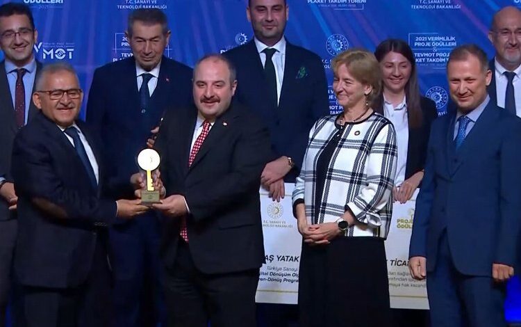 Memduh Büyükkılıç’ın hizmetleri ödüllerle taçlandı Memduh Büyükkılıç’ın hizmetleri ödüllerle taçlandı