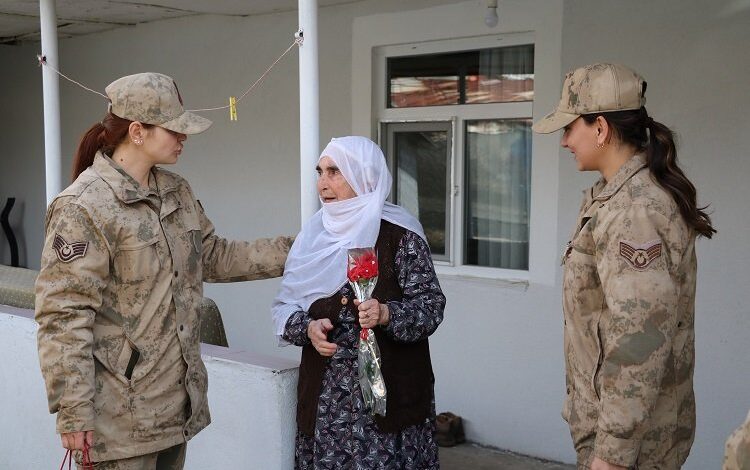 Bingöl’de jandarma 107 yaşındaki kadını unutmadı Bingöl’de jandarma 107 yaşındaki kadını unutmadı