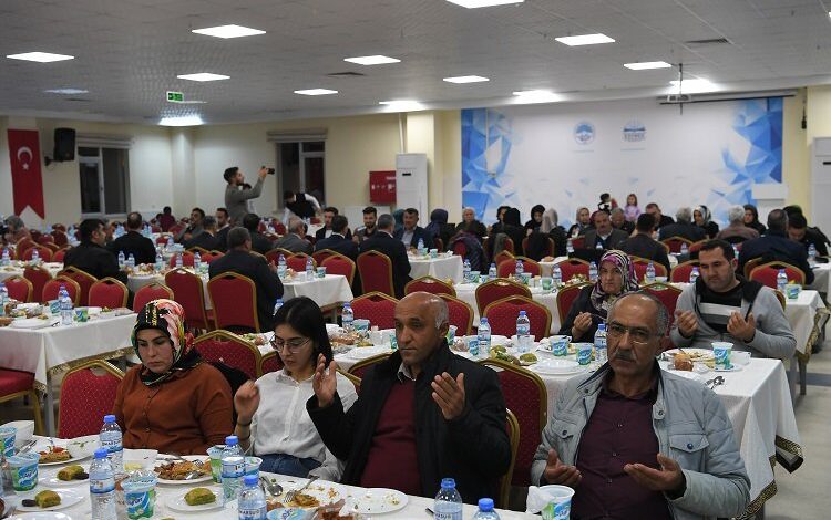 Memduh Büyükkılıç ilk iftarı memleketinde yaptı Memduh Büyükkılıç ilk iftarı memleketinde yaptı