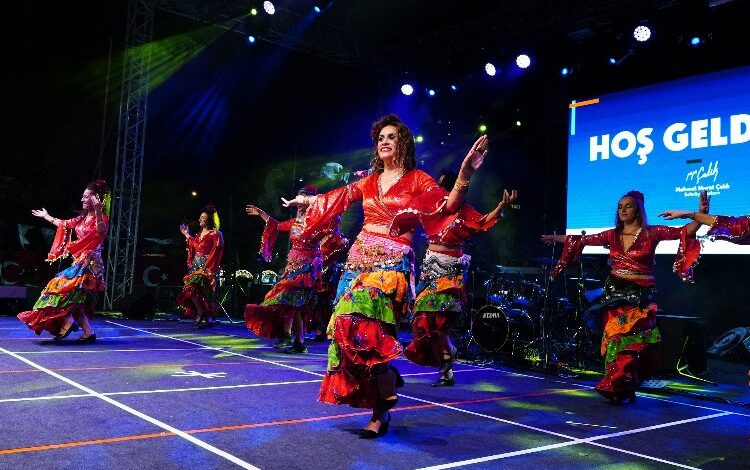 İstanbul Beylikdüzü’nde halk dansları rüzgarı esti İstanbul Beylikdüzü’nde halk dansları rüzgarı esti