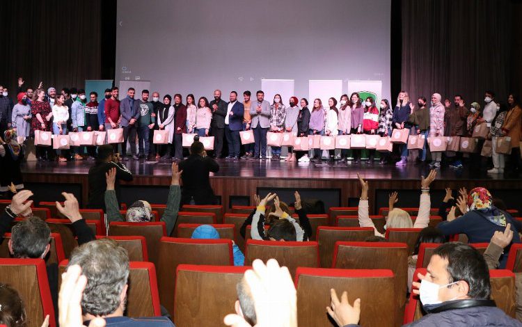 İşaret diliyle ‘Ayla’ gösterimi