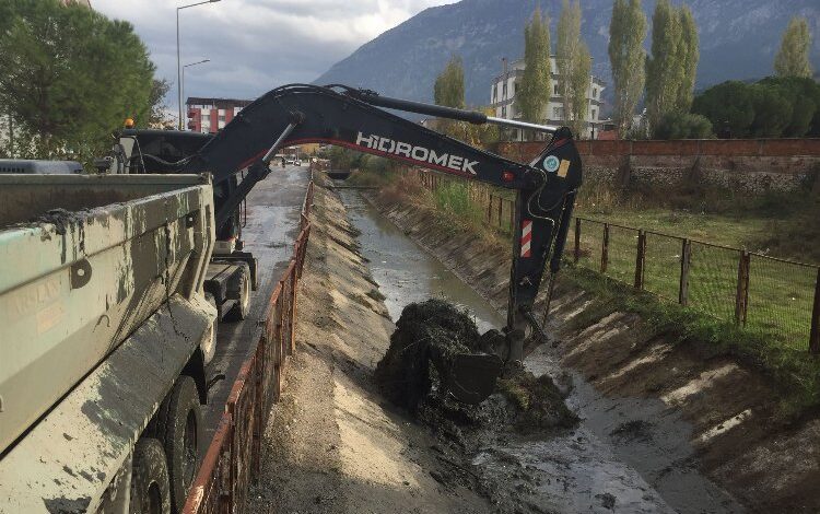 Manisa Şehzadeler’de sulama kanalı temizliği Manisa Şehzadeler’de sulama kanalı temizliği