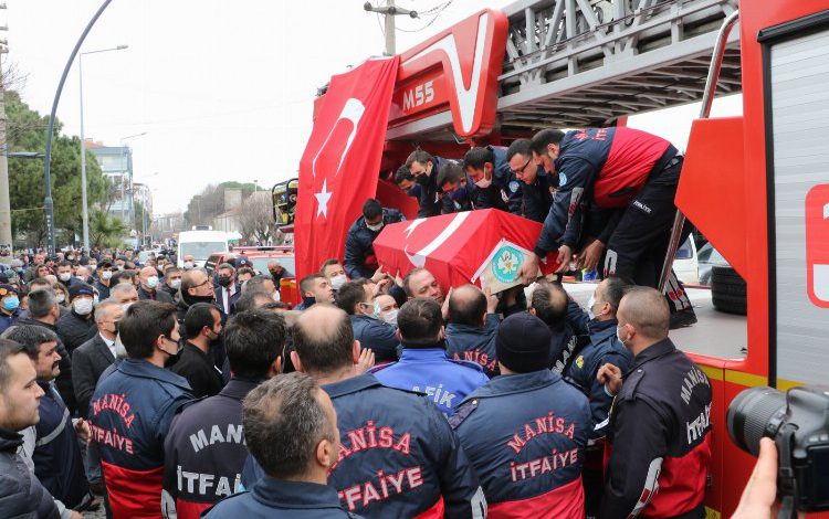 Manisa Büyükşehir’den vefat eden itfaiye personeline veda Manisa Büyükşehir’den vefat eden itfaiye personeline veda