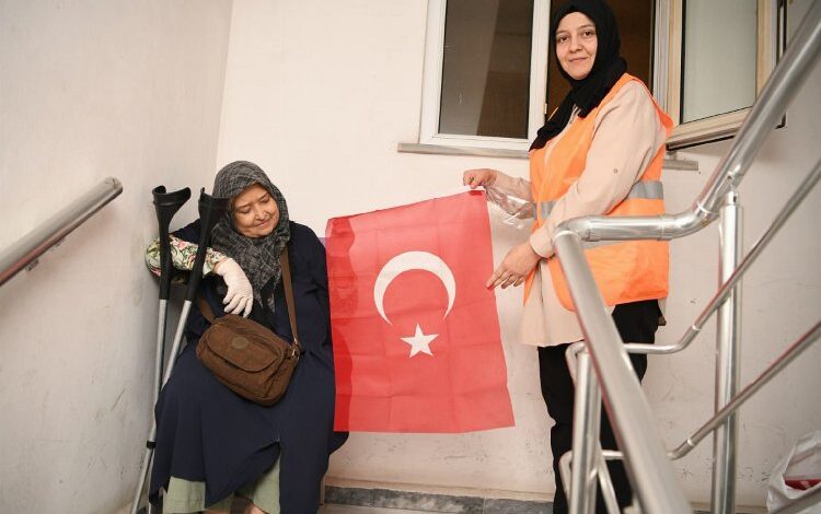 Çayırova’dan esnaf ve vatandaşlara Türk Bayrağı Çayırova’dan esnaf ve vatandaşlara Türk Bayrağı