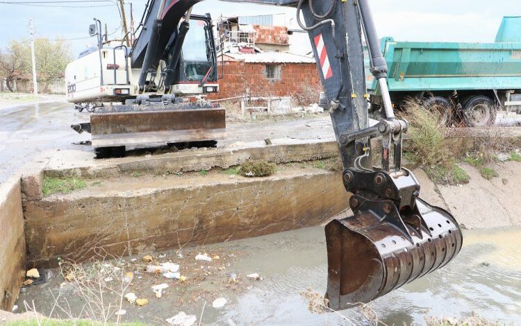 Manisa’da dere yatakları ve sulama kanalları temizleniyor Manisa’da dere yatakları ve sulama kanalları temizleniyor