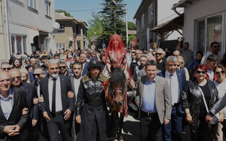 Bursa Osmangazi’de köy düğünü coşkusu… Bin yıllık gelenek yaşatıldı Bursa Osmangazi’de köy düğünü coşkusu… Bin yıllık gelenek yaşatıldı