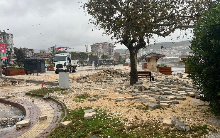 Bursa Gemlik sahilinde azgın dalgalar kordona taştı Bursa Gemlik sahilinde azgın dalgalar kordona taştı